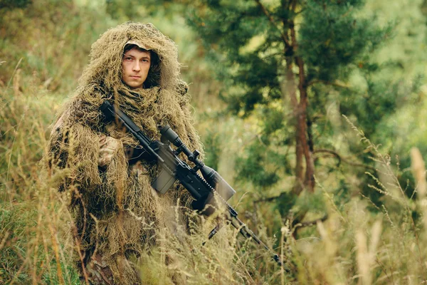 Hunter holds a gun — Stock Photo, Image