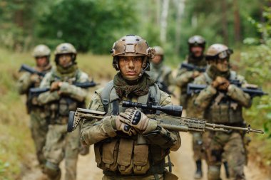 keskin nişancı silah ile standları ve ileri görünüyor