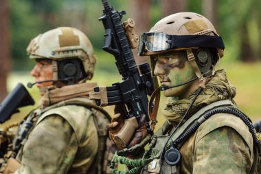 asker ve silah ile standları ileri görünüyor