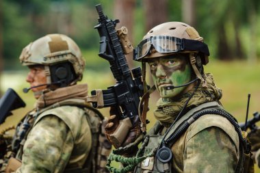 asker ve silah ile standları ileri görünüyor