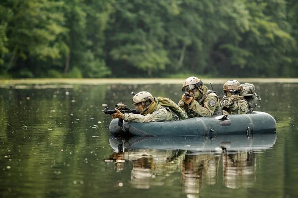 Soldados en un barco navegando por delante — Foto de Stock