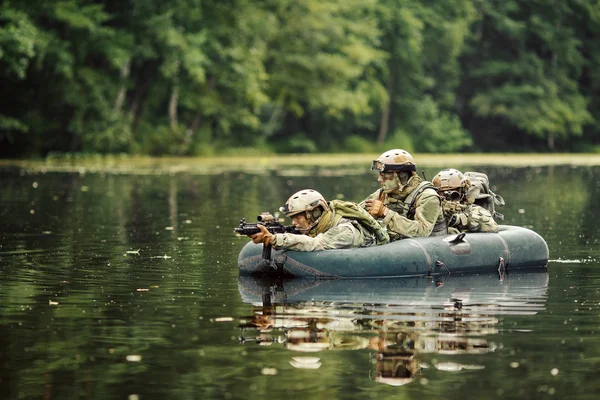 Soldaten in een boot varen vooruit — Stockfoto