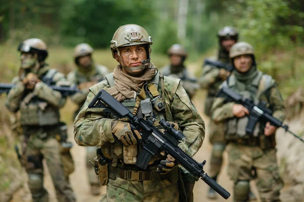 Soldiers standing with the team and is looking forward — Stock Photo, Image