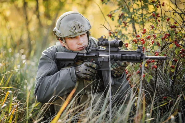 Soldado militar atirando em um rifle de assalto — Fotografia de Stock