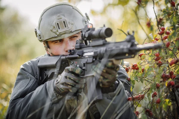 Voják střílí útočná puška — Stock fotografie