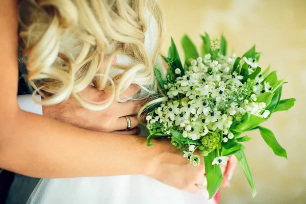 Bouquet da sposa con fiori bianchi — Foto Stock