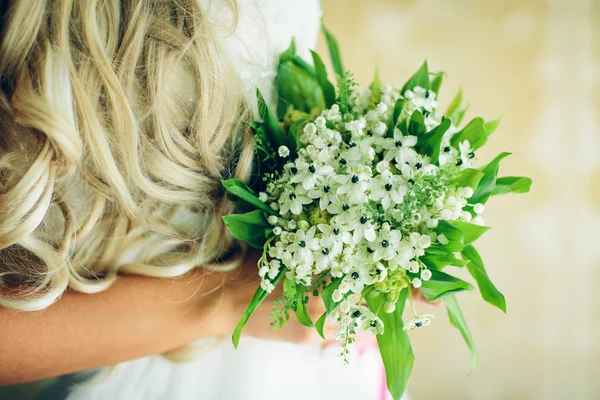 Bruidsboeket met witte bloemen — Stockfoto