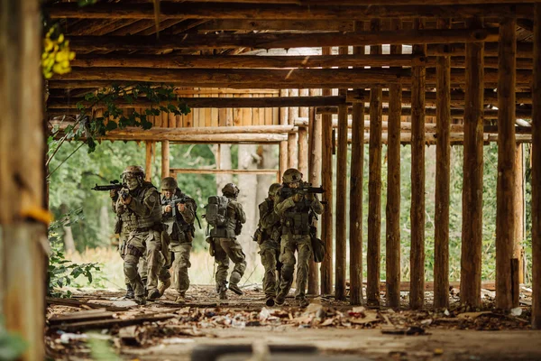 Força Rangers invadiu o edifício — Fotografia de Stock