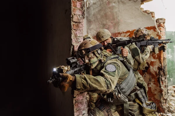 Los Rangers irrumpieron en el edificio. — Foto de Stock