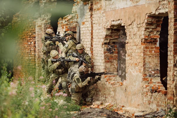 Los Rangers irrumpieron en el edificio. — Foto de Stock