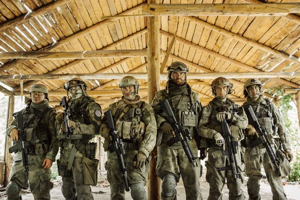 Gruppe von Soldaten steht und blickt in die Kamera — Stockfoto