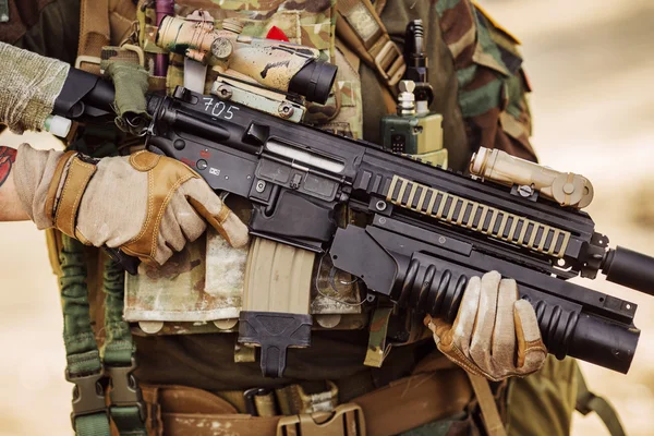 Arma nas mãos de um soldado — Fotografia de Stock