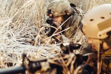 İki asker bir pusuda düşman nişan al.