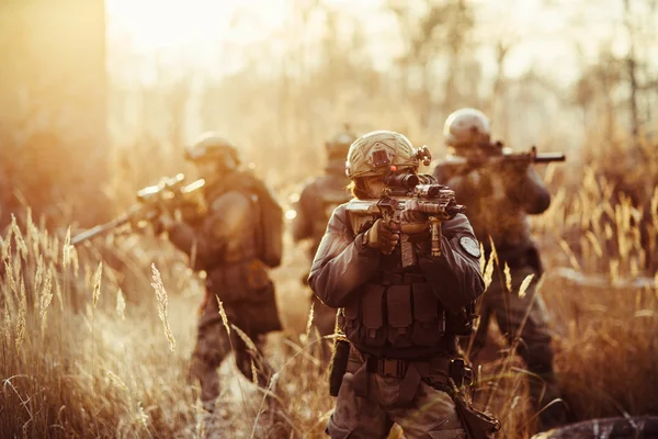 Soldater med vapen på fältet — Stockfoto