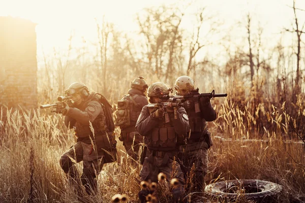 Soldados con armas en el campo — Foto de Stock