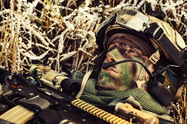 Yerde yatan ve gökyüzüne bakarken Yaralı askerler — Stok fotoğraf