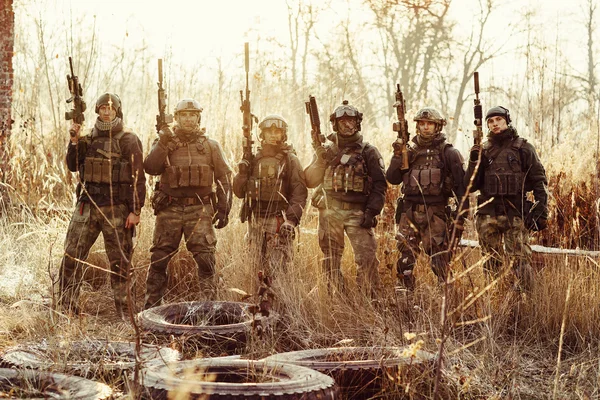 Група солдатів, що стоять зі зброєю і дивляться на камеру — стокове фото