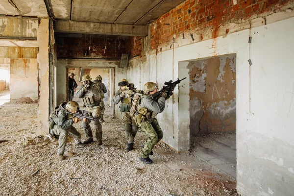 Des soldats ont pris d'assaut le bâtiment occupé par l'ennemi — Photo