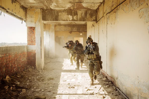 Ranger stürmten das vom Feind besetzte Gebäude — Stockfoto