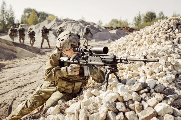 Sniper täcker offensiv trupp soldater — Stockfoto