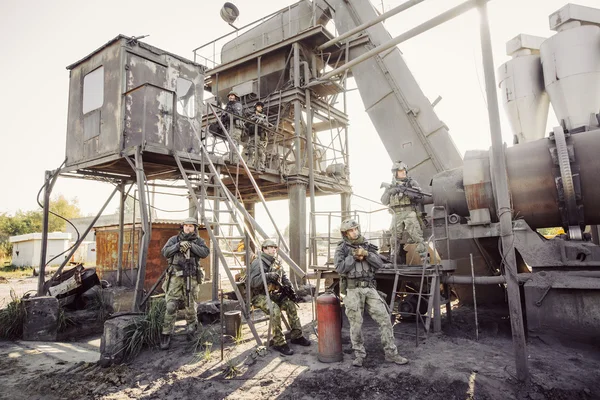 Groupe de soldats gardant l'usine — Photo