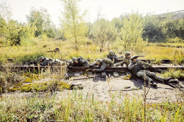 Gruppe von Soldaten legte Mine auf die Eisenbahn — Stockfoto