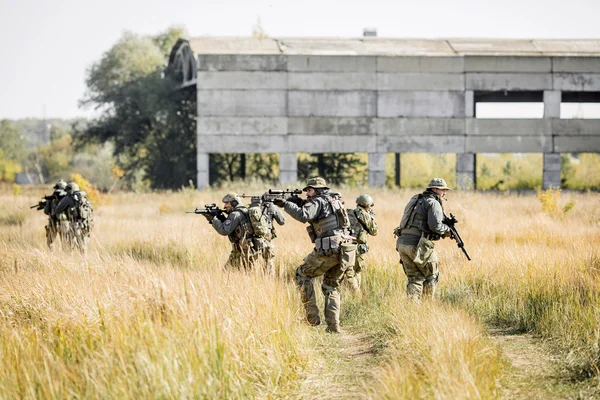 Csoport katonák részt vesznek a kutatási terület — Stock Fotó