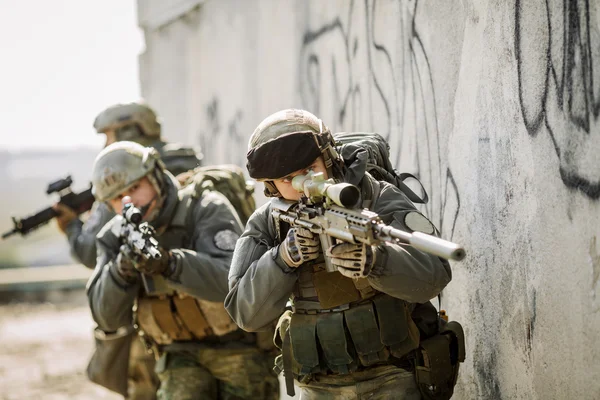 Soldats pris d'assaut le bâtiment ennemi capturé — Photo