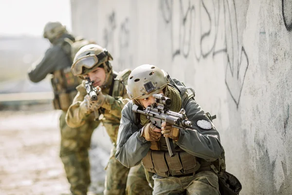 Soldats pris d'assaut le bâtiment ennemi capturé — Photo