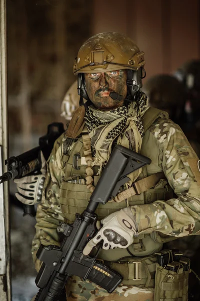 Rangers permanent met armen en kijken naar de camera — Stockfoto