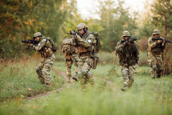 Группа солдат, занятых в районе разведки
