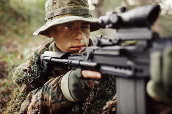 Soldaten im Hinterhalt, die auf den Feind zielen — Stockfoto