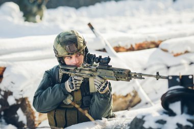 elinde bir silah asker ve düşman nişan al