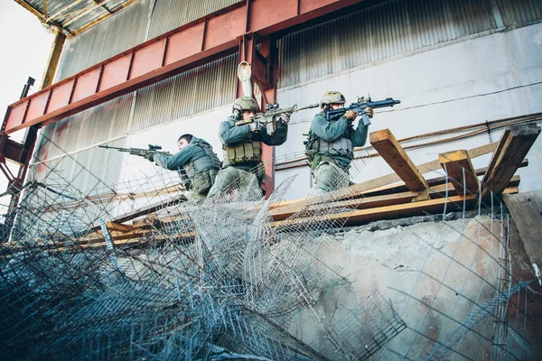 Trois soldats ont libéré le bâtiment de l'ennemi — Photo