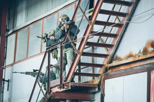 Tres soldados suben las escaleras de la fábrica — Foto de Stock