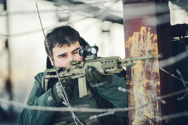 Soldaten håller en pistol och ta sikte på fienden — Stockfoto