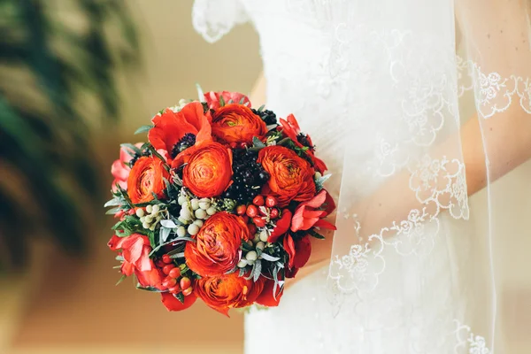 Bouquet da sposa con fiori rossi — Foto Stock