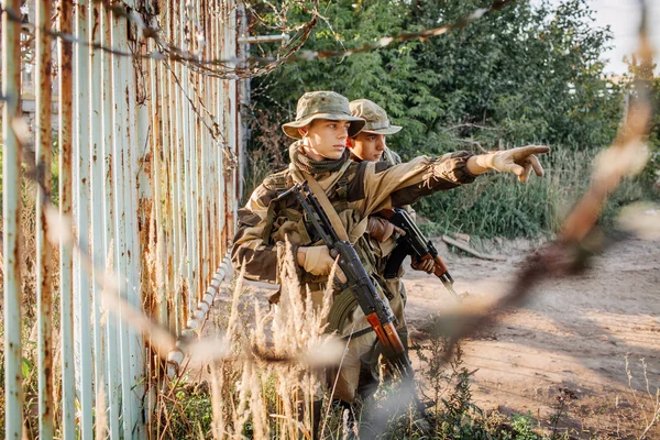 Zwei Soldaten erkunden ein unbekanntes Gebiet — Stockfoto
