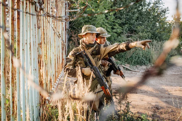 2 人の兵士が不慣れな領域を探索します。 — ストック写真