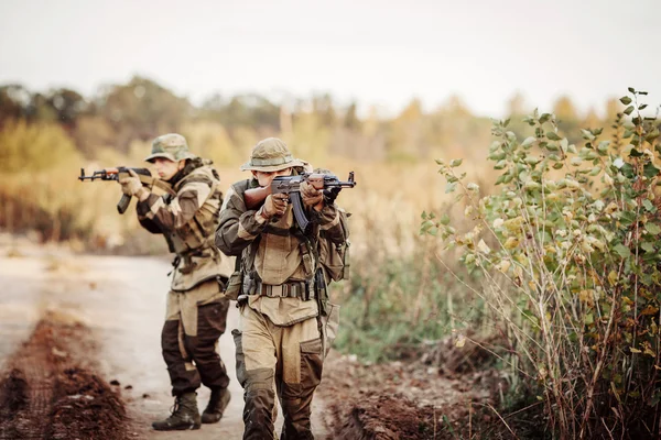 Zwei Soldaten erkunden ein unbekanntes Gebiet — Stockfoto