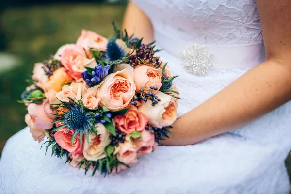 Bruids boeket met rode bloemen — Stockfoto