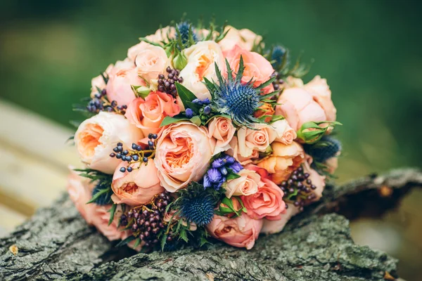 Buquê de noiva com flores de rosa — Fotografia de Stock