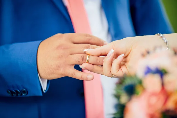 Braut kleidet Goldring an den Bräutigam — Stockfoto