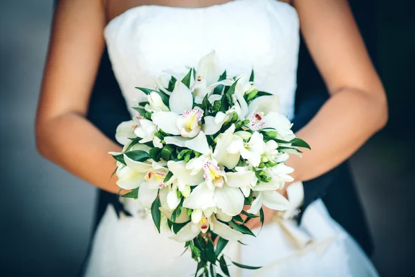 Bruids boeket met rode bloemen — Stockfoto