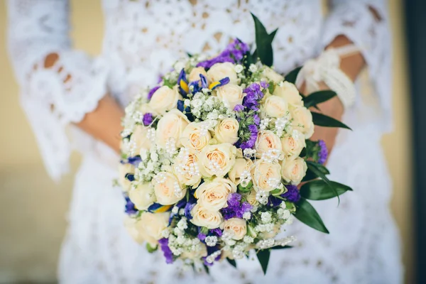 Bruids boeket met blauwe bloemen en witte roos — Stockfoto