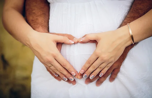 Чоловік обіймає вагітну дружину — стокове фото