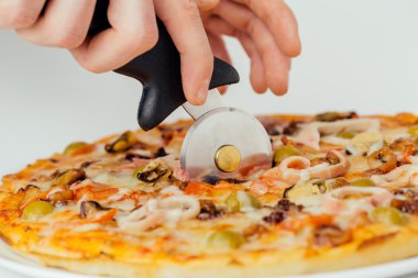 Pizza kesici tarafından kesilmiş