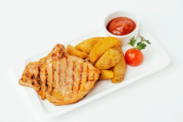 Steak avec sauce tomate et pommes de terre — Photo