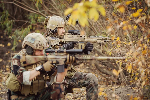 Equipe de soldados visando um alvo de armas — Fotografia de Stock