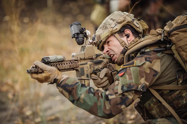Soldado apuntan a un blanco de armas — Foto de Stock